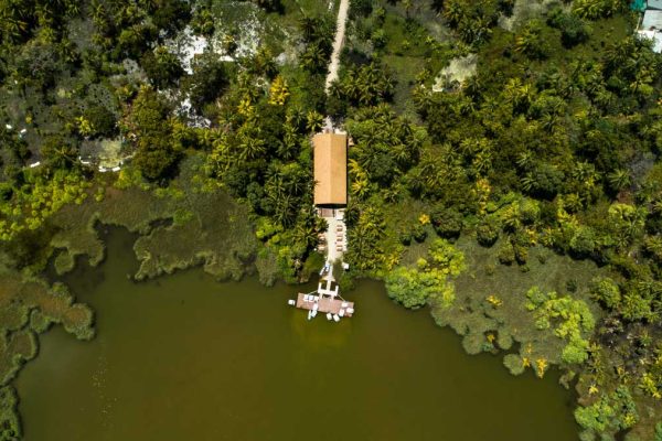 green-lake-middle-island-sorrounded-by-trees-house-maldives